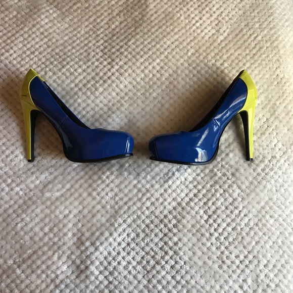 Simply Vera Wang Chartreuse & Blue Pumps - Picture 2 of 7